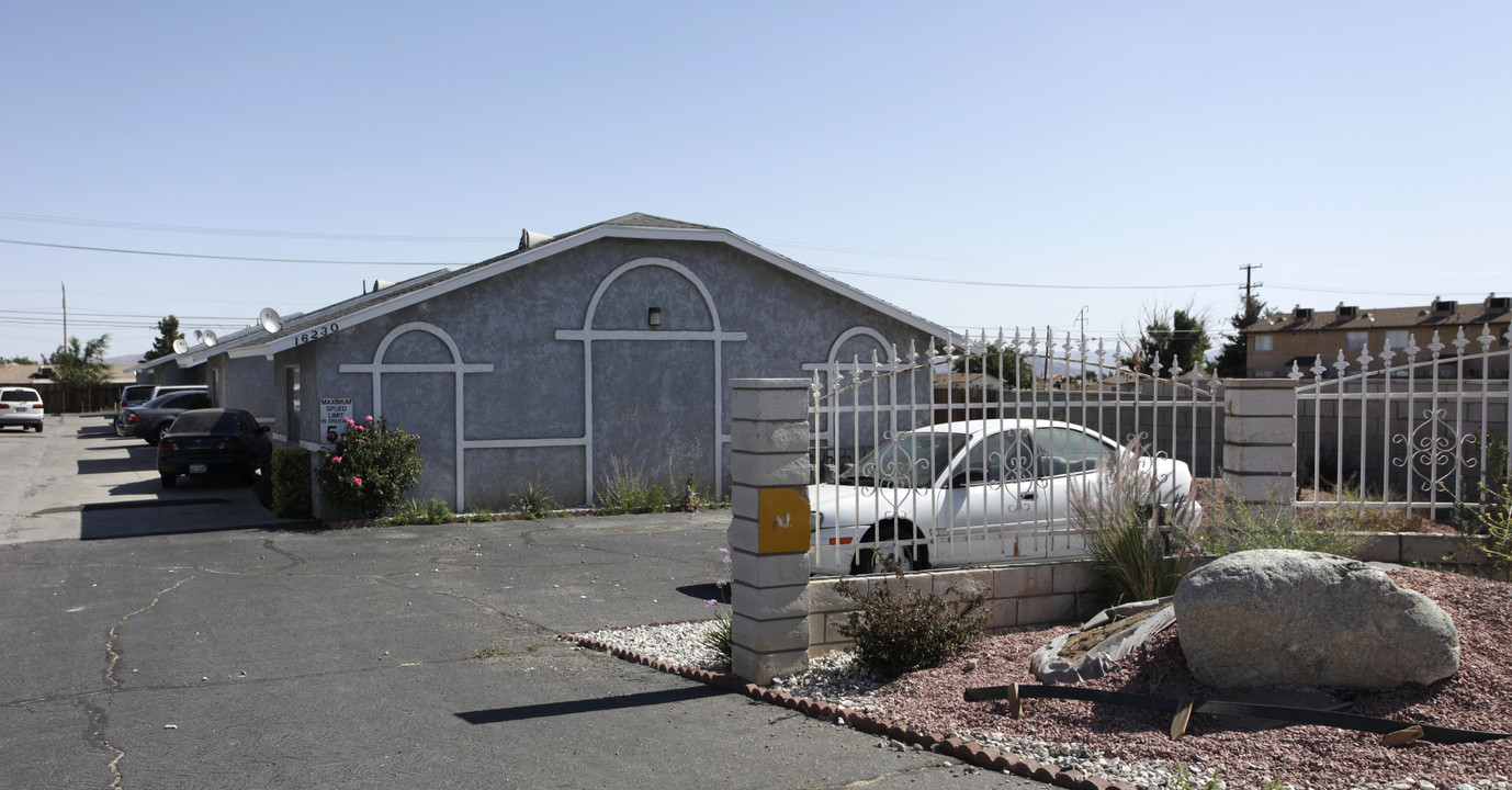 16230 Sequoia Ave in Hesperia, CA - Foto de edificio