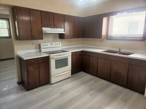 182 8th Ave, Unit 182 Lower Unit in Marion, IA - Building Photo - Building Photo