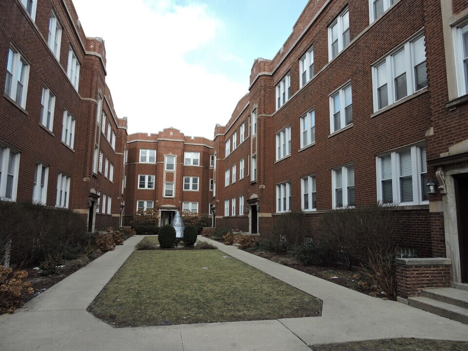 1346 1/2 W Estes Ave in Chicago, IL - Building Photo
