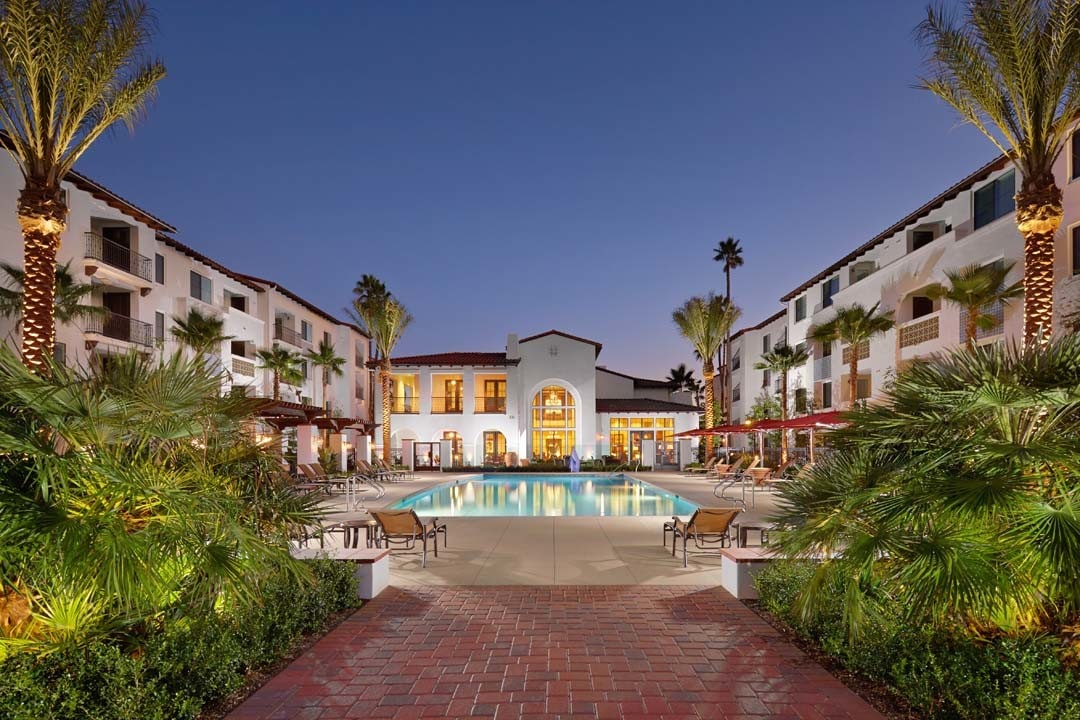Azulon at Mesa Verde, a 55+ Apartment Community in Costa Mesa, CA - Foto de edificio
