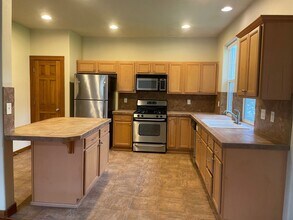 253 SW 105th Terrace in Portland, OR - Building Photo - Building Photo