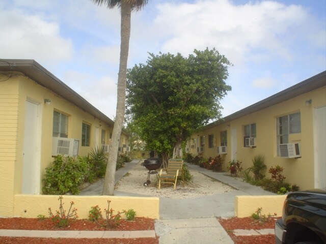 73-93 NE 7th Ct in Deerfield Beach, FL - Building Photo - Building Photo