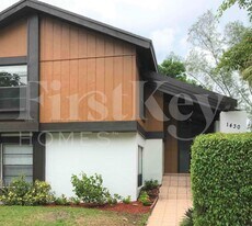 1430 W Sandpiper Cir in Pembroke Pines, FL - Building Photo
