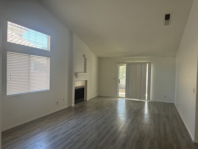 7397 Winterpine Ave in Las Vegas, NV - Foto de edificio - Building Photo