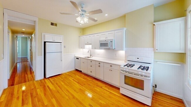 249 L St, Unit 3 in Boston, MA - Building Photo - Building Photo