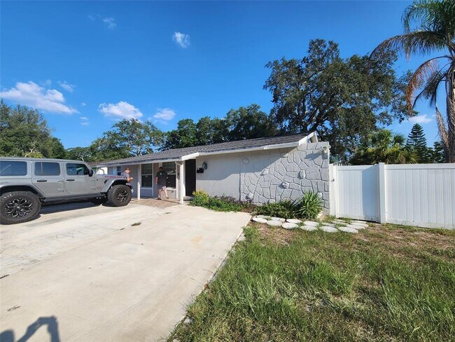 8518 Woodlake Dr in Tampa, FL - Building Photo - Building Photo