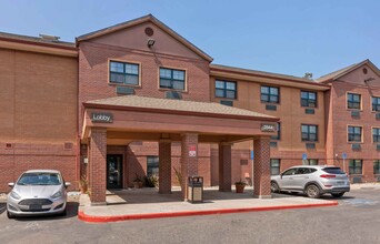 Furnished Studio-Stockton - March Lane in Stockton, CA - Foto de edificio - Building Photo