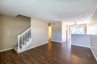 Sunset Hills Townhomes in Bellevue, NE - Building Photo - Interior Photo