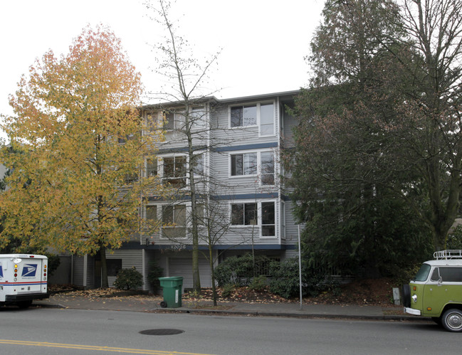 12026 NE 15th Ave in Seattle, WA - Foto de edificio - Building Photo