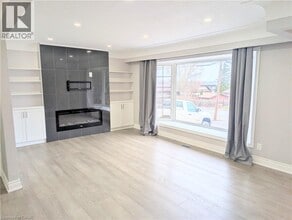 132 Pine Dr in Hamilton, ON - Building Photo - Building Photo