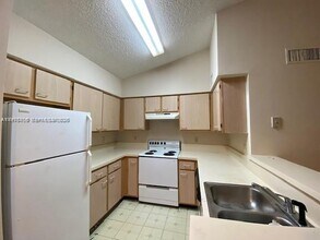 7630 Westwood Dr in Tamarac, FL - Building Photo - Building Photo