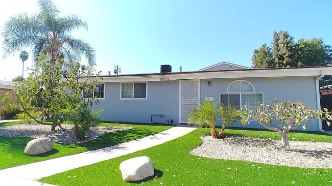 6413 Wilbur Ave in Reseda, CA - Foto de edificio - Building Photo