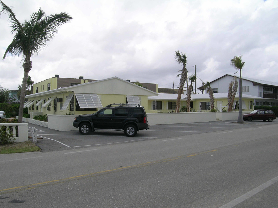 101 Linda Ln in Riviera Beach, FL - Building Photo