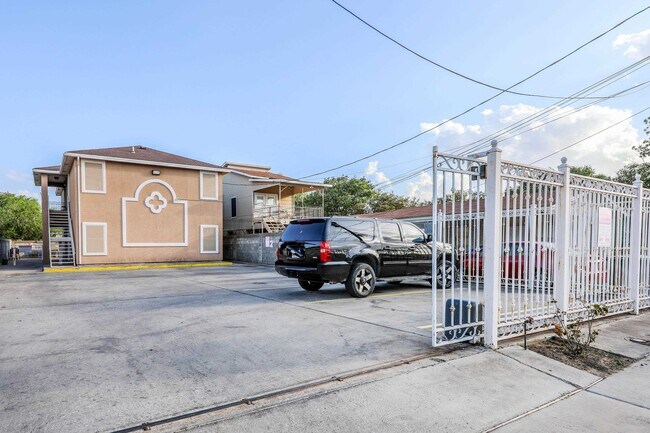 205 W San Carlos St in Laredo, TX - Building Photo - Building Photo