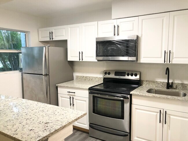 1601 S 57th Ave in Hollywood, FL - Building Photo - Building Photo