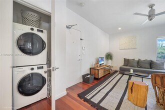 1057 15th St in Miami Beach, FL - Building Photo - Building Photo