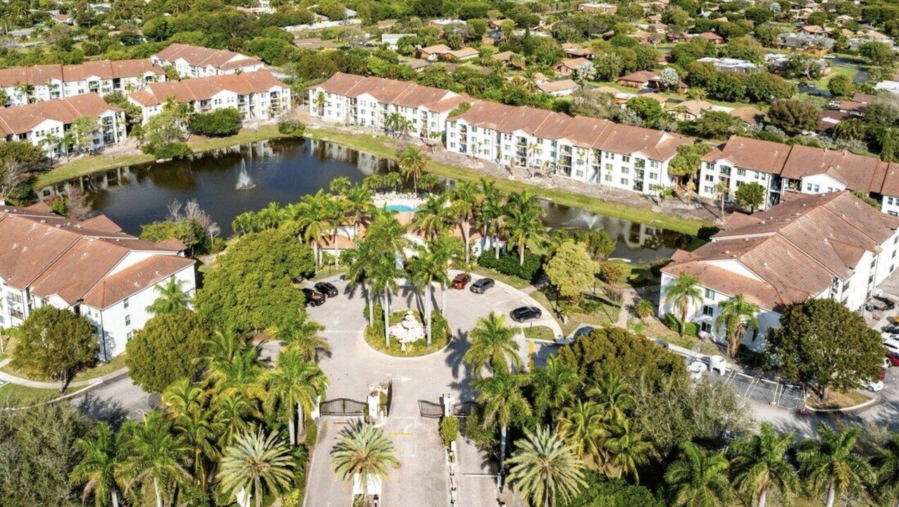 221 Villa Cir in Boynton Beach, FL - Building Photo
