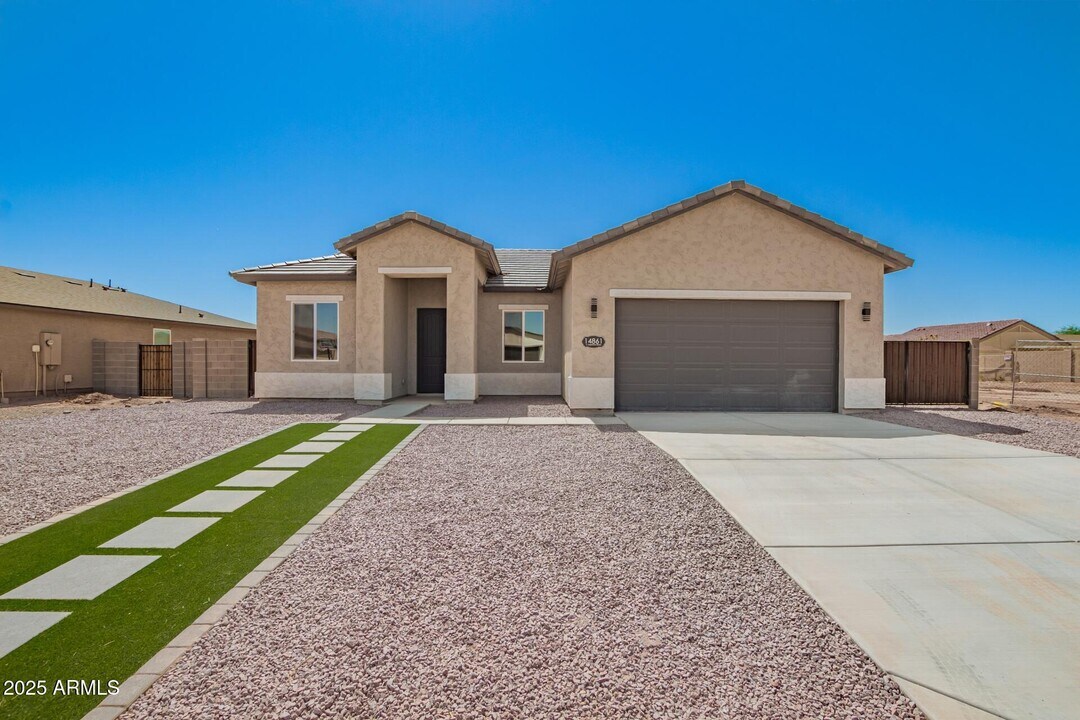 14861 S Capistrano Rd in Arizona City, AZ - Building Photo