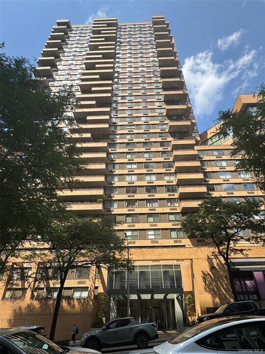 275 W 96th St in New York, NY - Building Photo
