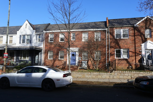 1834 M St NE in Washington, DC - Foto de edificio - Building Photo