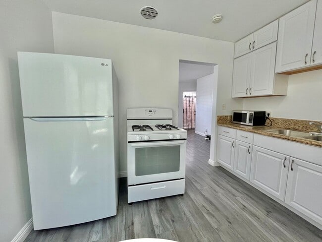 11634 Cedar Ave in Hawthorne, CA - Building Photo - Building Photo