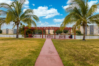 Skylake Gardens 1 Condominiums in Miami, FL - Building Photo - Building Photo