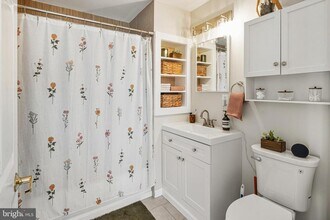 2 Leverington Ave in Philadelphia, PA - Building Photo - Building Photo