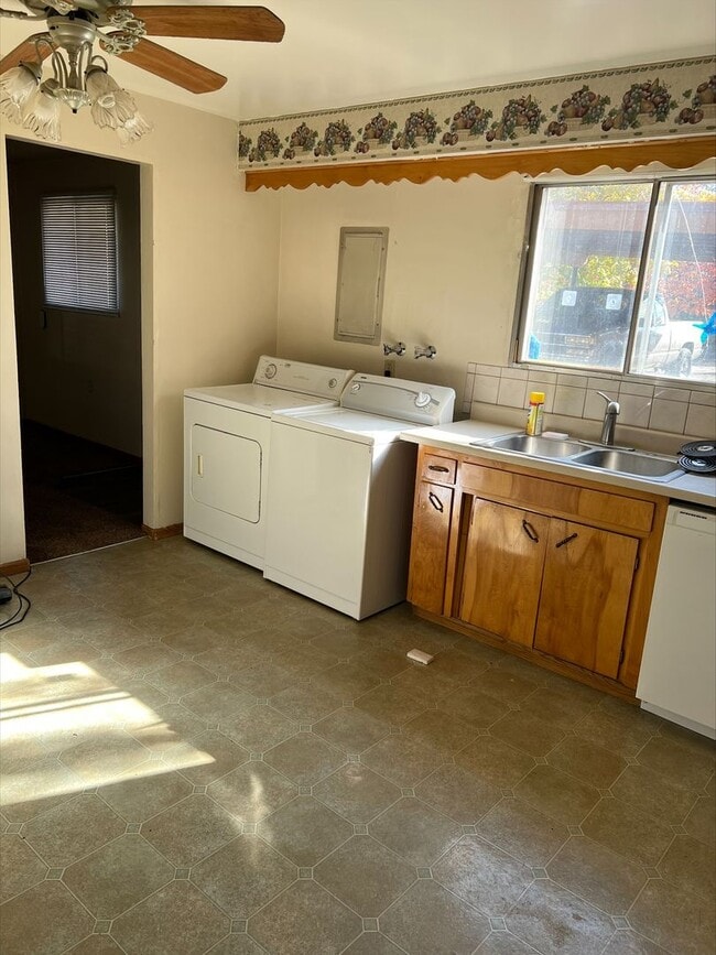 221 W 5th St in Cheney, WA - Building Photo - Building Photo