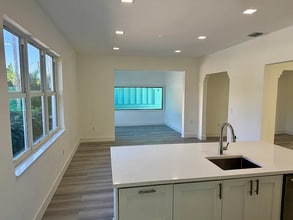 340 NE 125th St in North Miami, FL - Foto de edificio - Building Photo