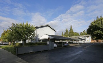Willow Glen Living in San Jose, CA - Foto de edificio - Building Photo