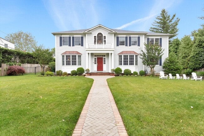 11 Plandome Dr in Plandome, NY - Building Photo - Building Photo