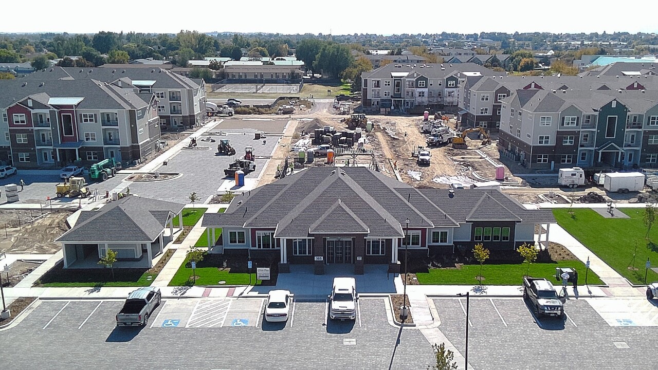 White Pines Apartments in Nampa, ID - Foto de edificio