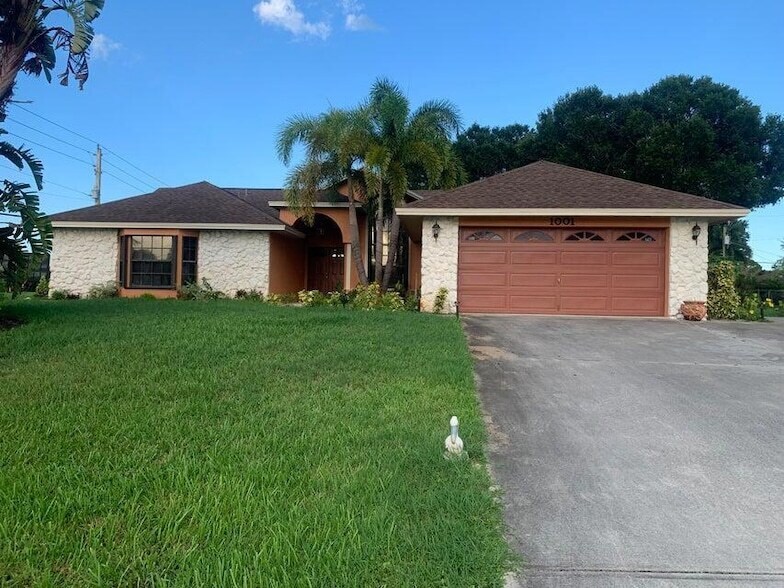 1001 SW Curtis St in Port St. Lucie, FL - Building Photo