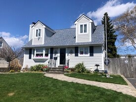 323 Edelweiss Rd, Unit Upstairs apartment in West Islip, NY - Building Photo