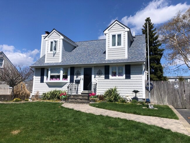 323 Edelweiss Rd, Unit Upstairs apartment