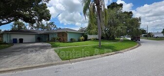 3184 62nd Way N in St. Petersburg, FL - Building Photo