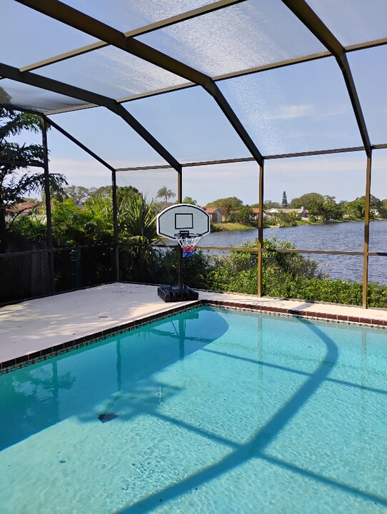 2837 Blossom Lake Dr in Holiday, FL - Building Photo