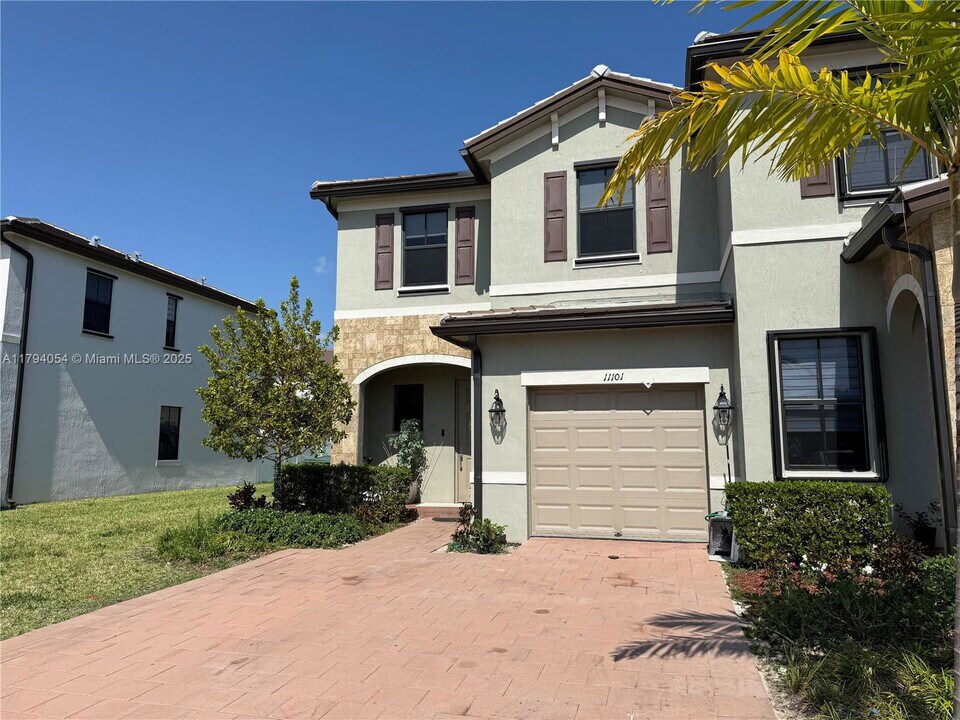 11101 West 33rd Ct in Hialeah, FL - Building Photo
