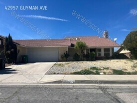42957 Guyman Ave in Lancaster, CA - Building Photo