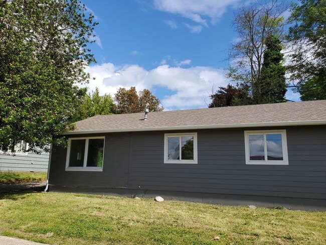 122 Acorn St in Bremerton, WA - Building Photo - Building Photo