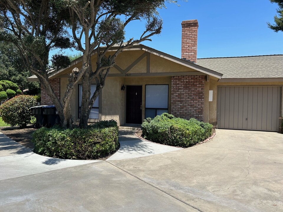 2027 S Walnut Ct in Visalia, CA - Building Photo