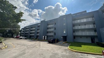 9359 Fontainebleau Blvd in Miami, FL - Building Photo