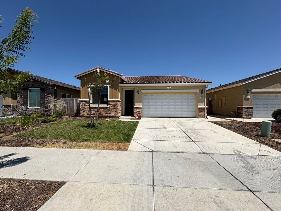 741 Suzanne Dr in Merced, CA - Building Photo