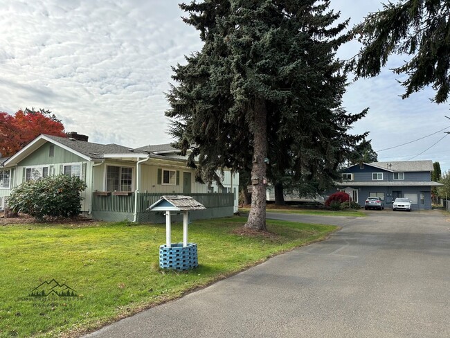 32515 Coburg Bottom Loop Rd in Eugene, OR - Building Photo - Building Photo