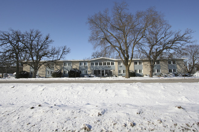 Blackhawk Manor in South Beloit, IL - Building Photo - Building Photo