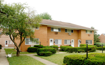 North Meadows Townhomes in Columbus, OH - Building Photo - Building Photo