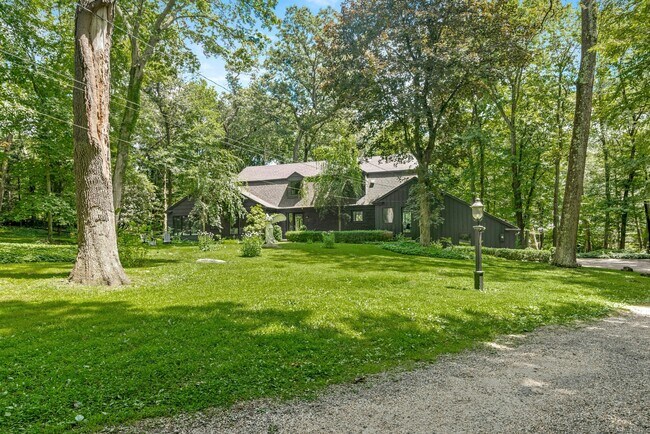 95 Louises Ln in New Canaan, CT - Building Photo - Building Photo