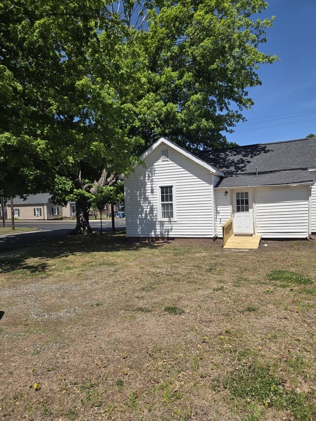 210 W Washington St in Mayodan, NC - Building Photo - Building Photo