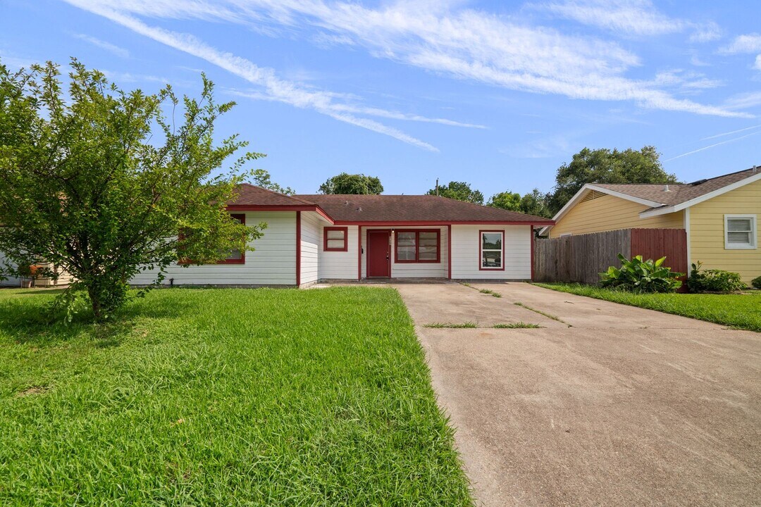 3129 Danforth Memorial Dr in Texas City, TX - Building Photo