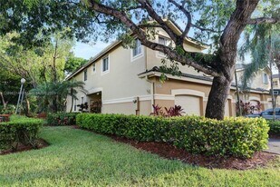2052 Hacienda Terrace in Weston, FL - Building Photo